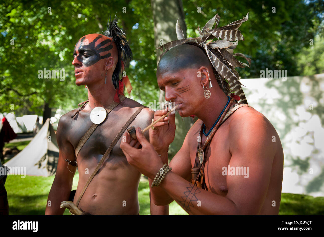Deux Indiens d'Amérique du nord-est de la fumée des tribus un tuyau pendant le fort Niagara Français guerres indiennes Reenactment, NY Banque D'Images