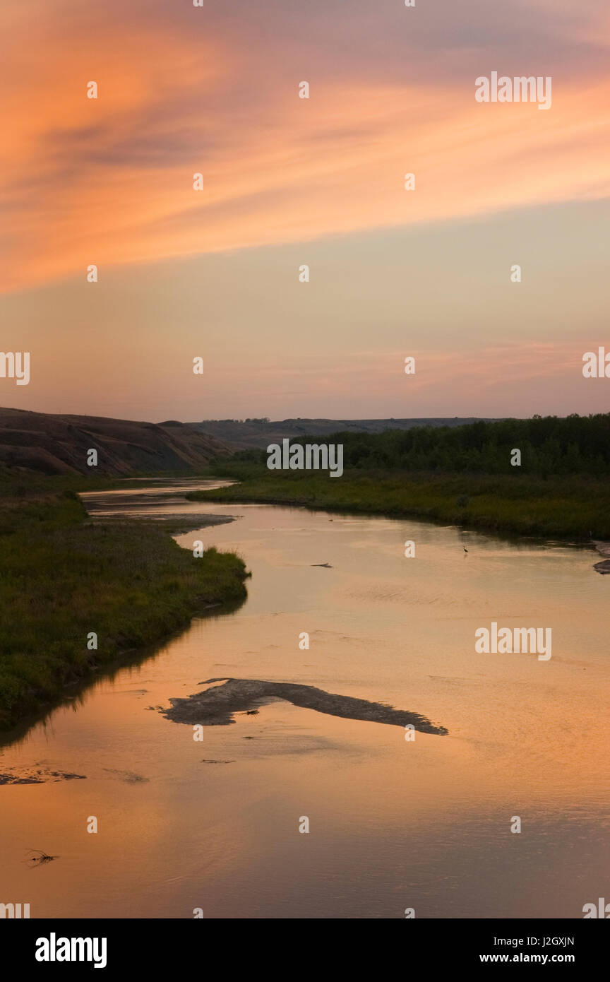 Magnifique coucher de soleil sur petite rivière utilisée pour irriguer les terres agricoles sur la réserve Sioux, Cheyenne River dans le Dakota du Sud Banque D'Images