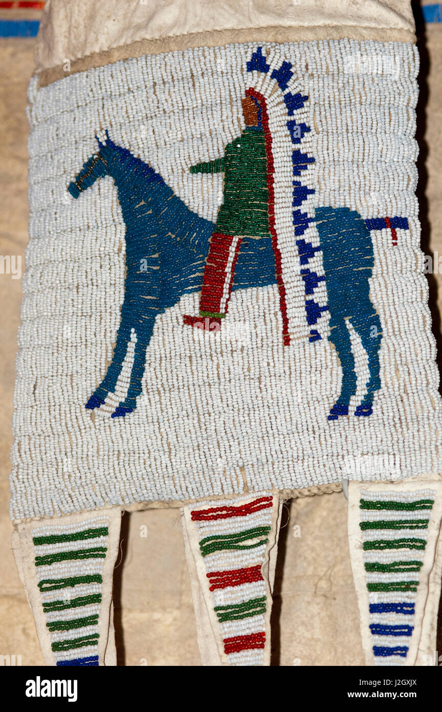 Perlage Lakota libre d'un cheval avec cavalier dans la coiffure décore un sac de tuyau Banque D'Images
