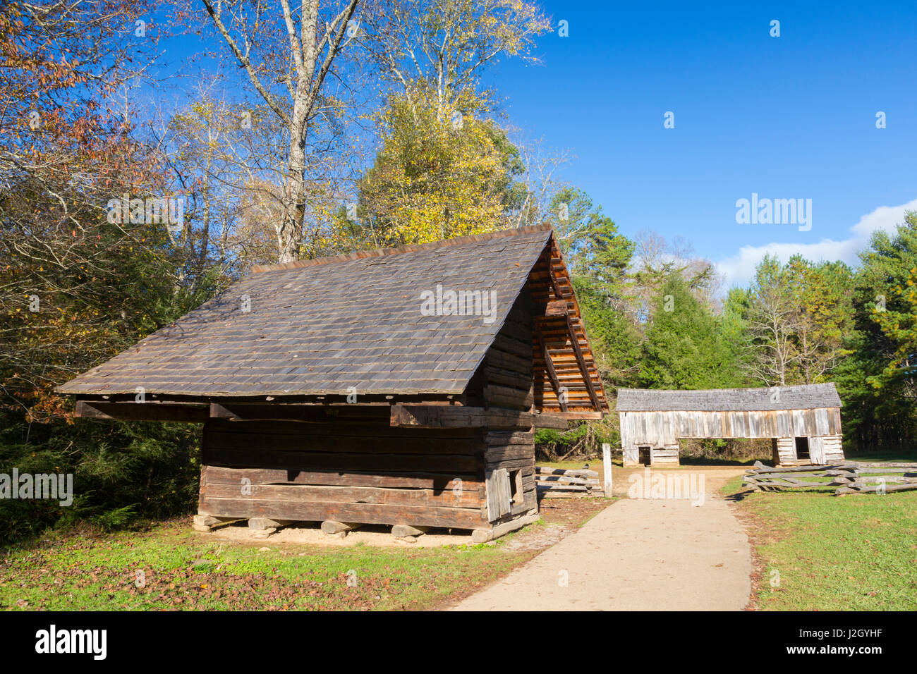 New York, Great Smoky Mountains National Park, la Cades Cove, région historique de l'usine de maïs, lit-bébé et une grange Banque D'Images