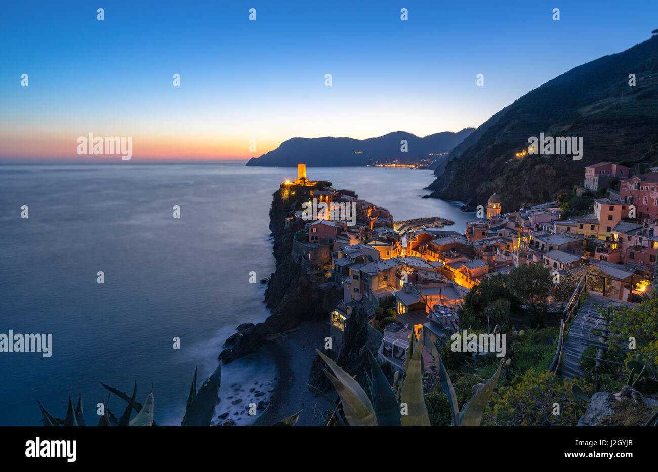 Vernazza village/ville célèbre dans les Cinque Terre, l'UNESCO patrimoine mondial en Ligurie - Italie Banque D'Images