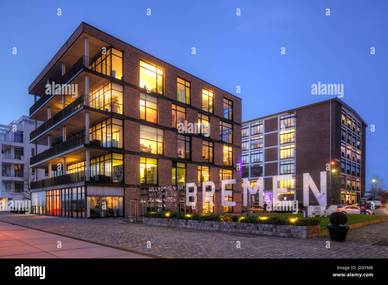 Bremen : Moderne Architektur bei Abenddaemmerung J'architecture moderne en Ueberseestadt Bremer au crépuscule, Brême, Allemagne Banque D'Images