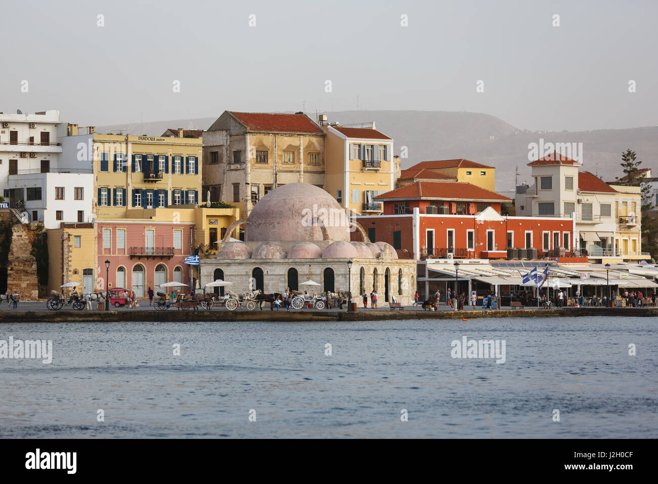 Chania, Grèce - 11 octobre 2016 : Les gens sont autour de la mosquée des janissaires dans la vieille ville de Chania Banque D'Images