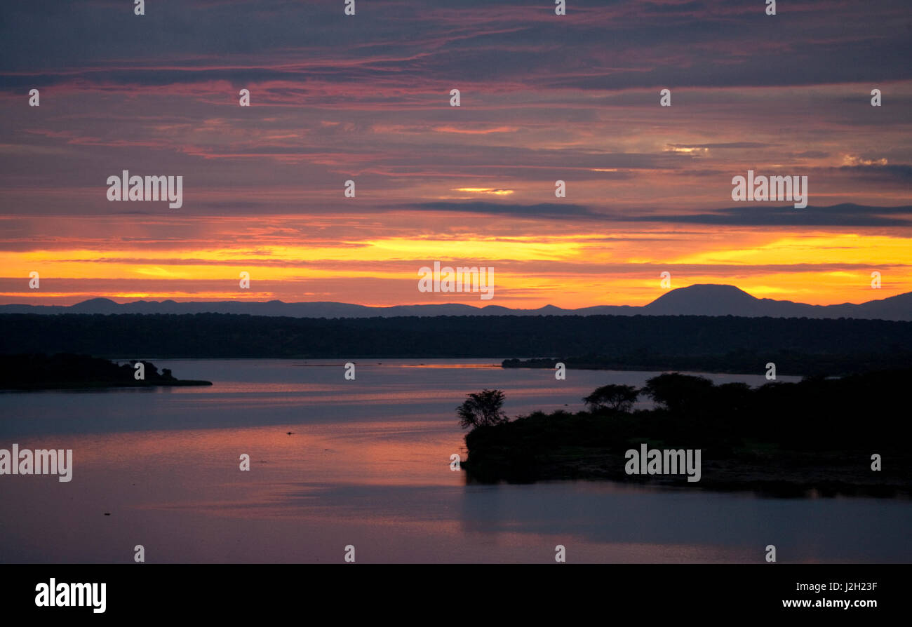 Le lever du soleil sur la canal Kazinga. L'Afrique. L'Ouganda. Une excellente illustration. Banque D'Images