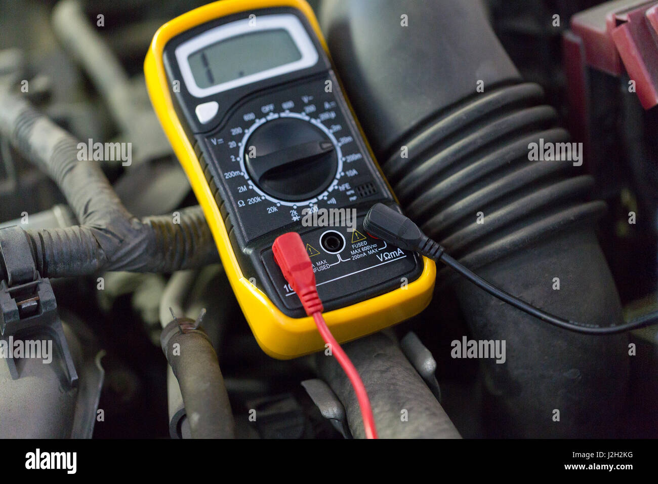 Multimètre voltmètre ou batterie de voiture de test Photo Stock - Alamy