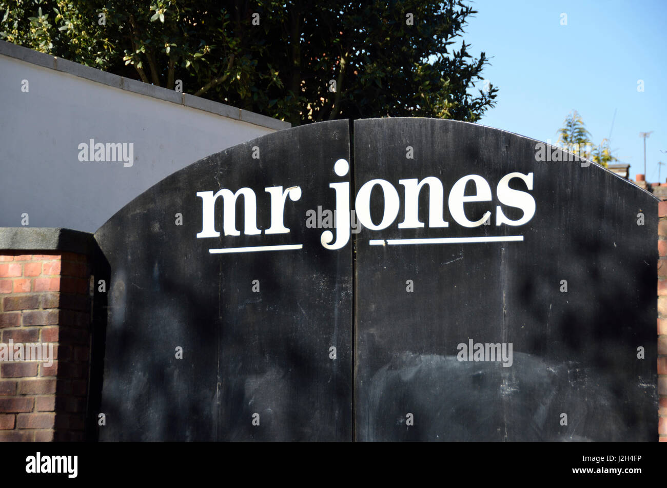 Mr Jones signe sur une porte. Banque D'Images