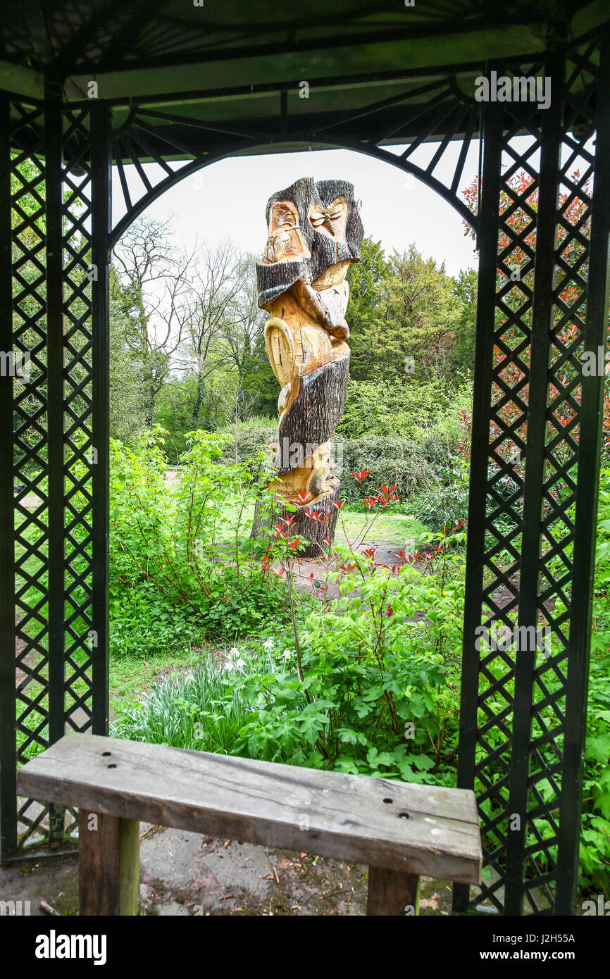 L'Anthony Hammond sculpté à la tronçonneuse à l'arbre Centre Wolseley, Staffordshire Wildlife Trust's AC pont à Wolseley, Turckheim, Staffordshire Banque D'Images