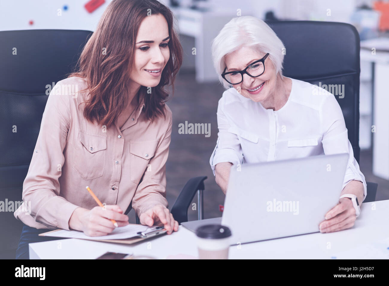 Ravis de détails granny expliquant sa petite-fille Banque D'Images