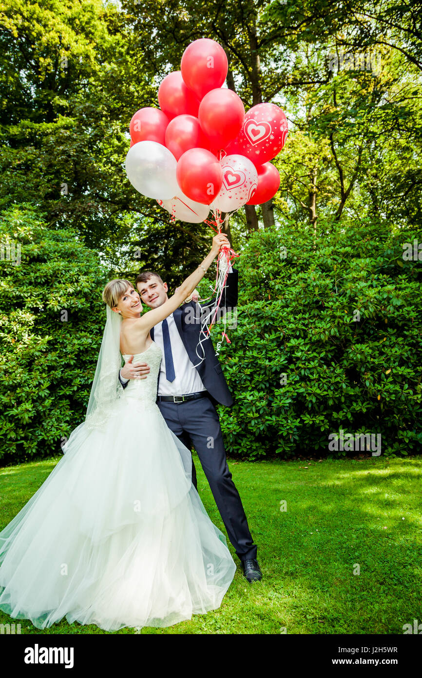 Mariée et le marié avec des ballons Banque D'Images