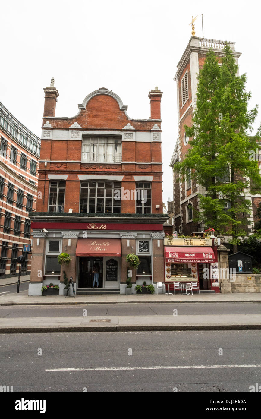 Rudd's Bar, à l'angle de St Andrew's Hill, et à côté de Wren's St André par l'armoire clocher, London, England, UK Banque D'Images