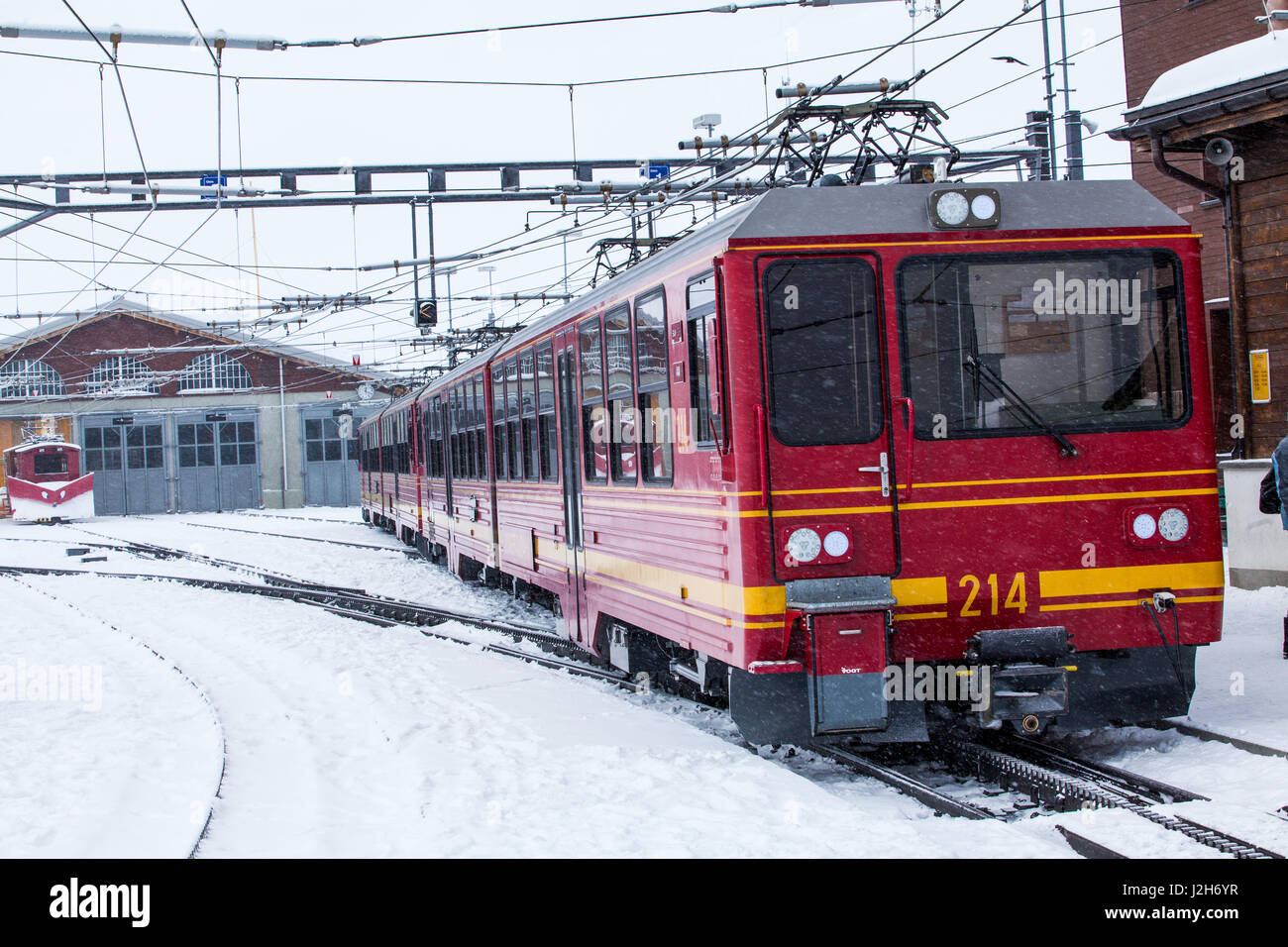 Gare dans les Alpes suisses. JUNGFRAU (Suisse). Train de montagne Banque D'Images