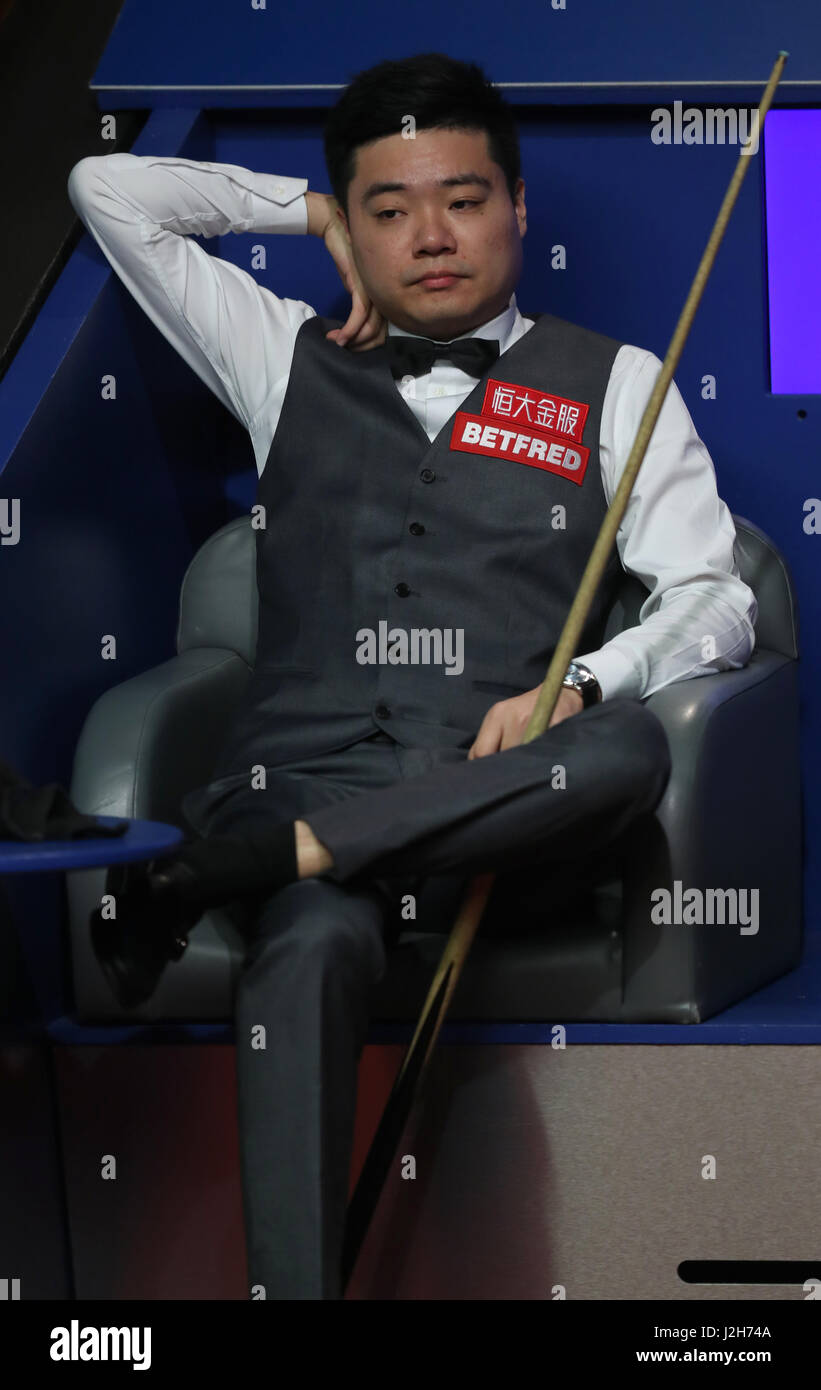 Ding Junhui dans son match de demi-finale avec Mark Selby sur quatorze jours du championnat du monde de snooker Betfred à The Crucible Theatre, Sheffield. Banque D'Images