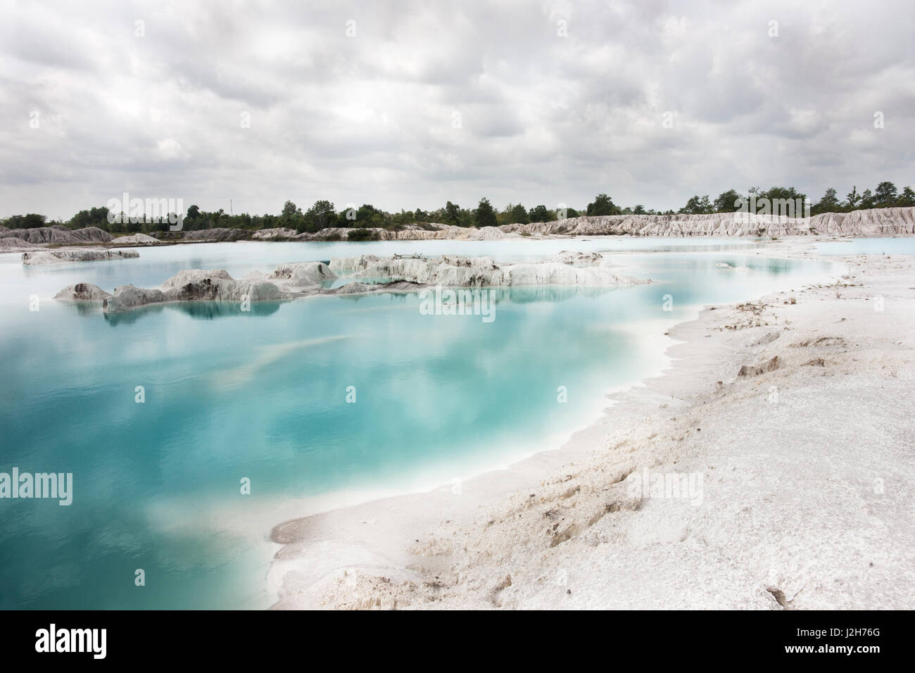 Lac artificiel à l'homme, depuis l'extraction de kaolin se masse les trous. En raison de l'exploitation minière, des trous ont été formés couverts par l'eau de pluie, la formation d'un lac, d'un bleu clair Banque D'Images