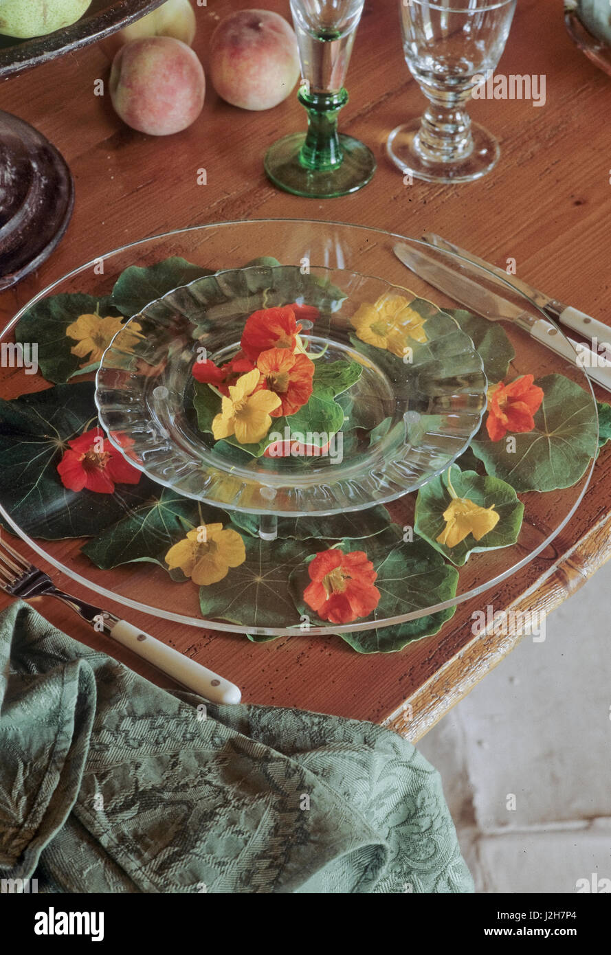 Table de salle à manger décorée de feuilles et de fleurs. Banque D'Images