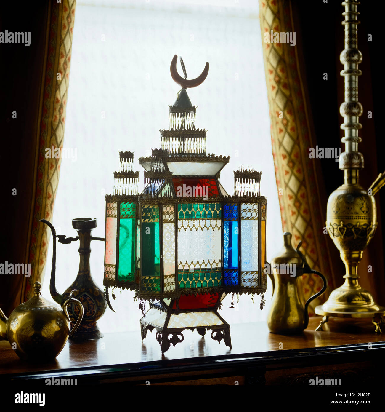 Lanterne de style arabe et d'antiquités sur table. Banque D'Images