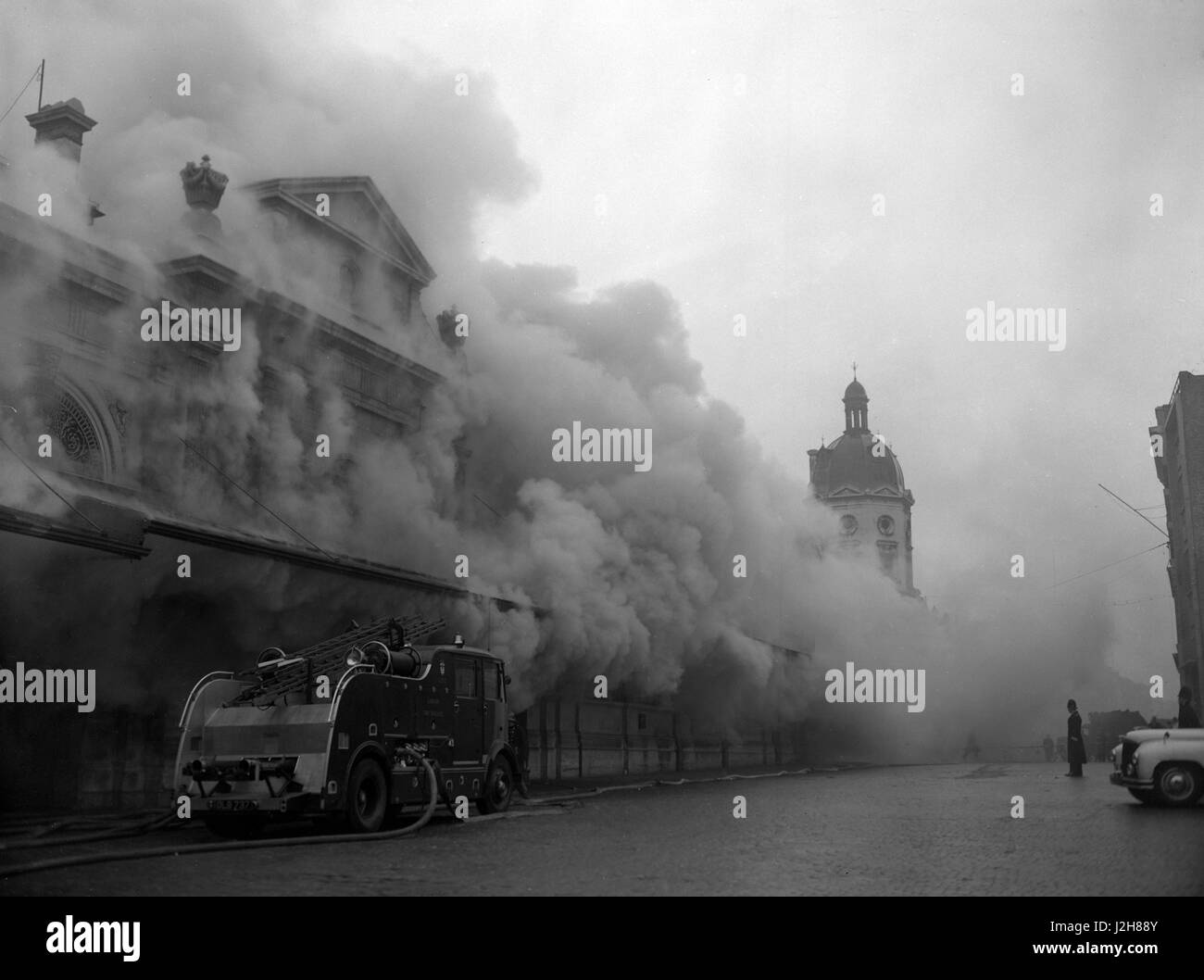 Nuages de fumée de dérive sur le marché des viandes de Smithfield à Londres après un incendie souterrain à l'Union européenne Entreprise d'entreposage au froid. Banque D'Images
