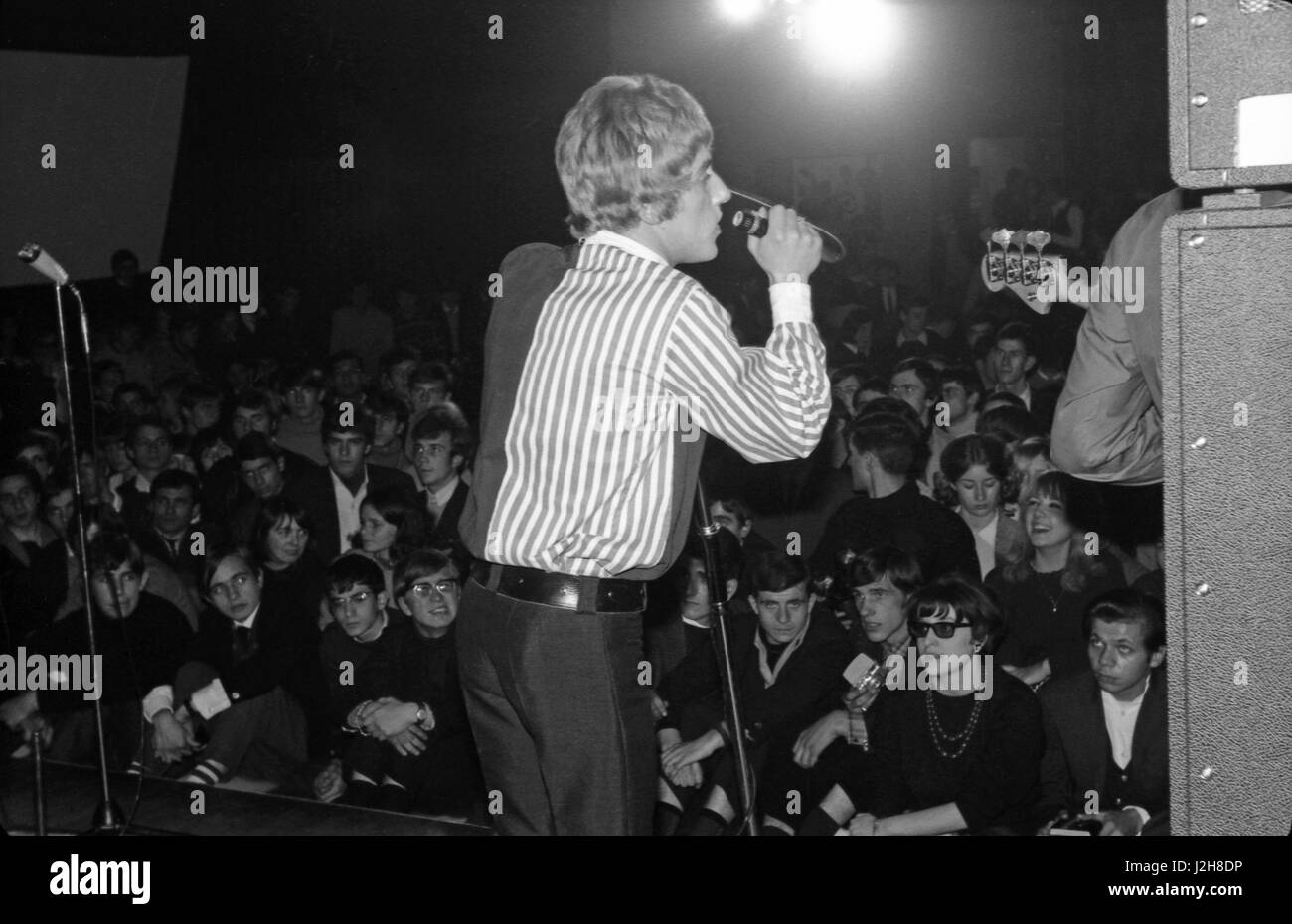 Roger Daltrey, fondateur et chanteur du groupe de rock britannique The Who. Ici le chant lors d'un concert à la Locomotive à Paris le 13 novembre 1965. Photo André Crudo Banque D'Images