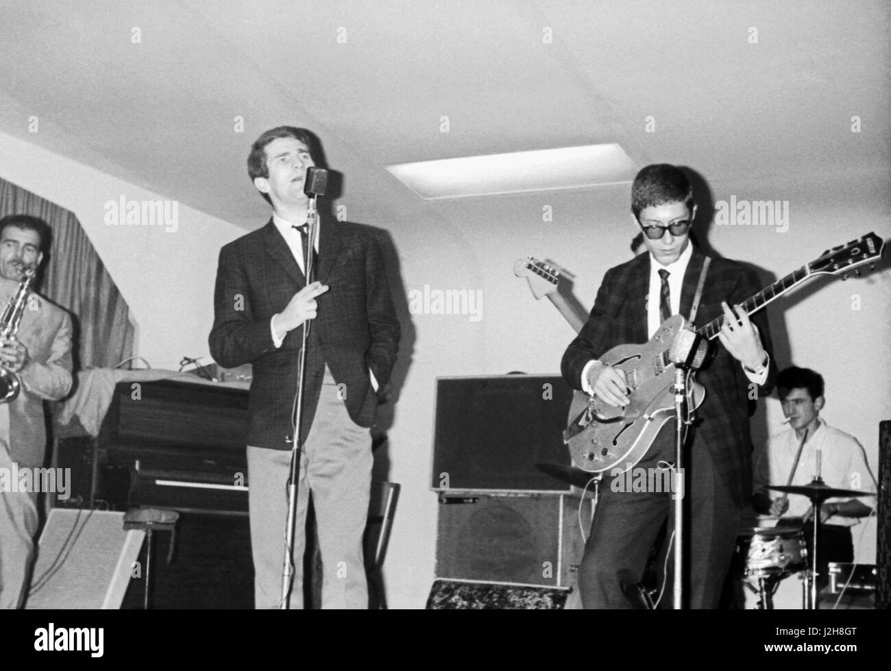 Eddy Mitchell au cours de répétitions à Paris avec Jacques Dutronc. 1965  Photo André Crudo Photo Stock - Alamy