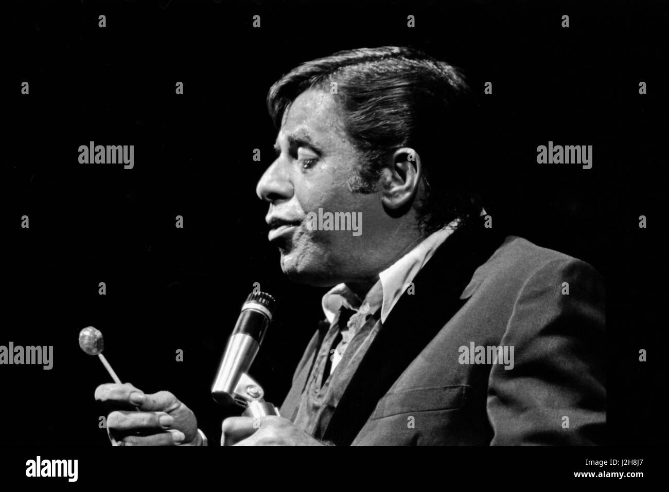 L'acteur et humoriste américain Jerry Lewis comédie de la scène à l'Olympia de Paris Hall. Mai 1976 Photo André Crudo Banque D'Images