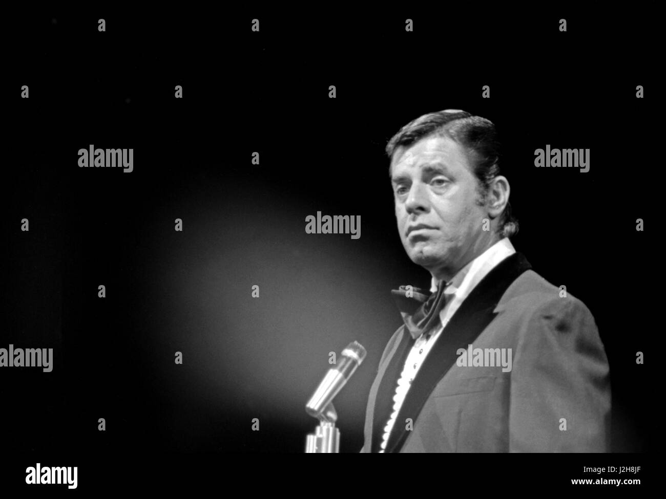 L'acteur et humoriste américain Jerry Lewis comédie de la scène à l'Olympia de Paris Hall. Mai 1976 Photo André Crudo Banque D'Images