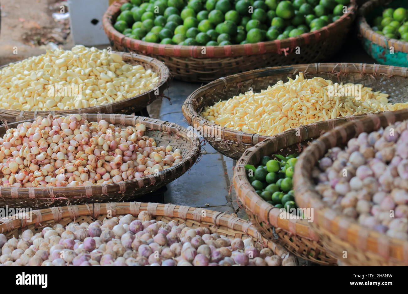 Magasin à grains et légumes traditionnels dans vieux quartier de Hanoi Vietnam Banque D'Images