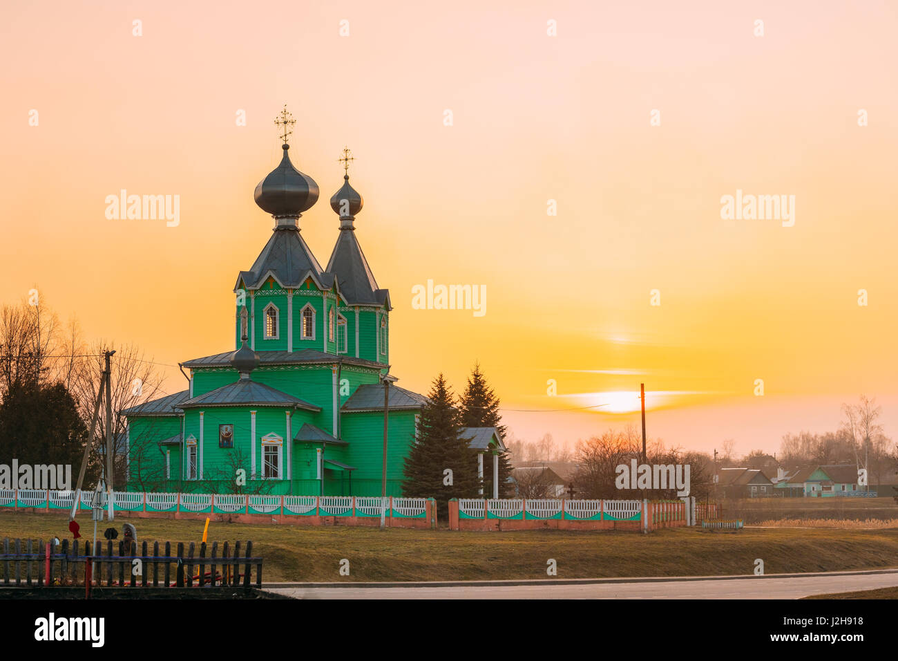 Ancienne église orthodoxe en bois de la Sainte Trinité au coucher du soleil la lumière dans Krupets Dobrush Village, district, région de Gomel, Bélarus Banque D'Images