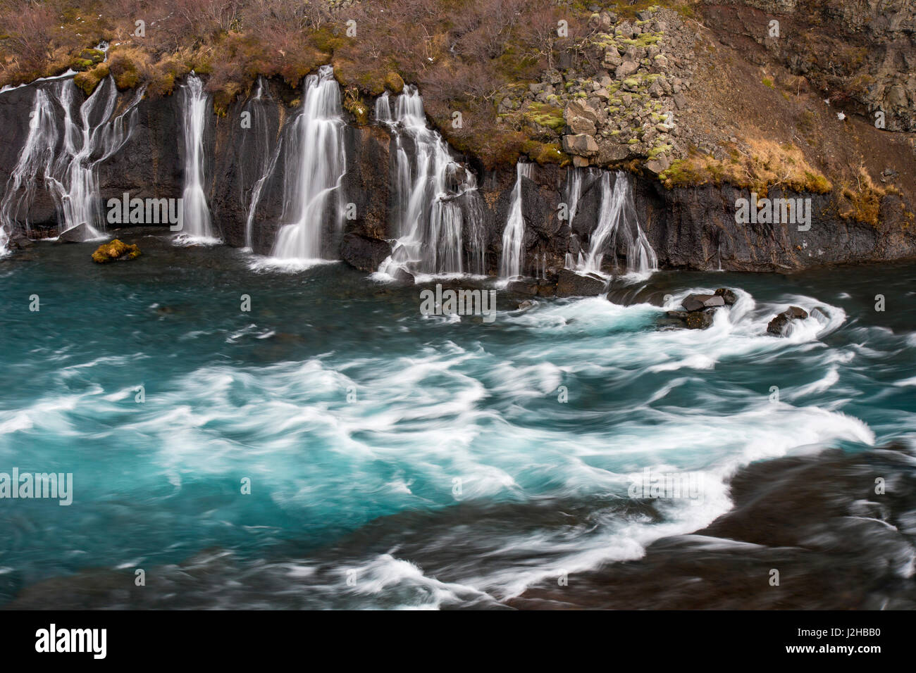 Série de cascades de Hraunfossar, verser dans la rivière Hvítá en hiver, Vesturland, Hvammstangi, dans l'ouest de l'Islande Banque D'Images