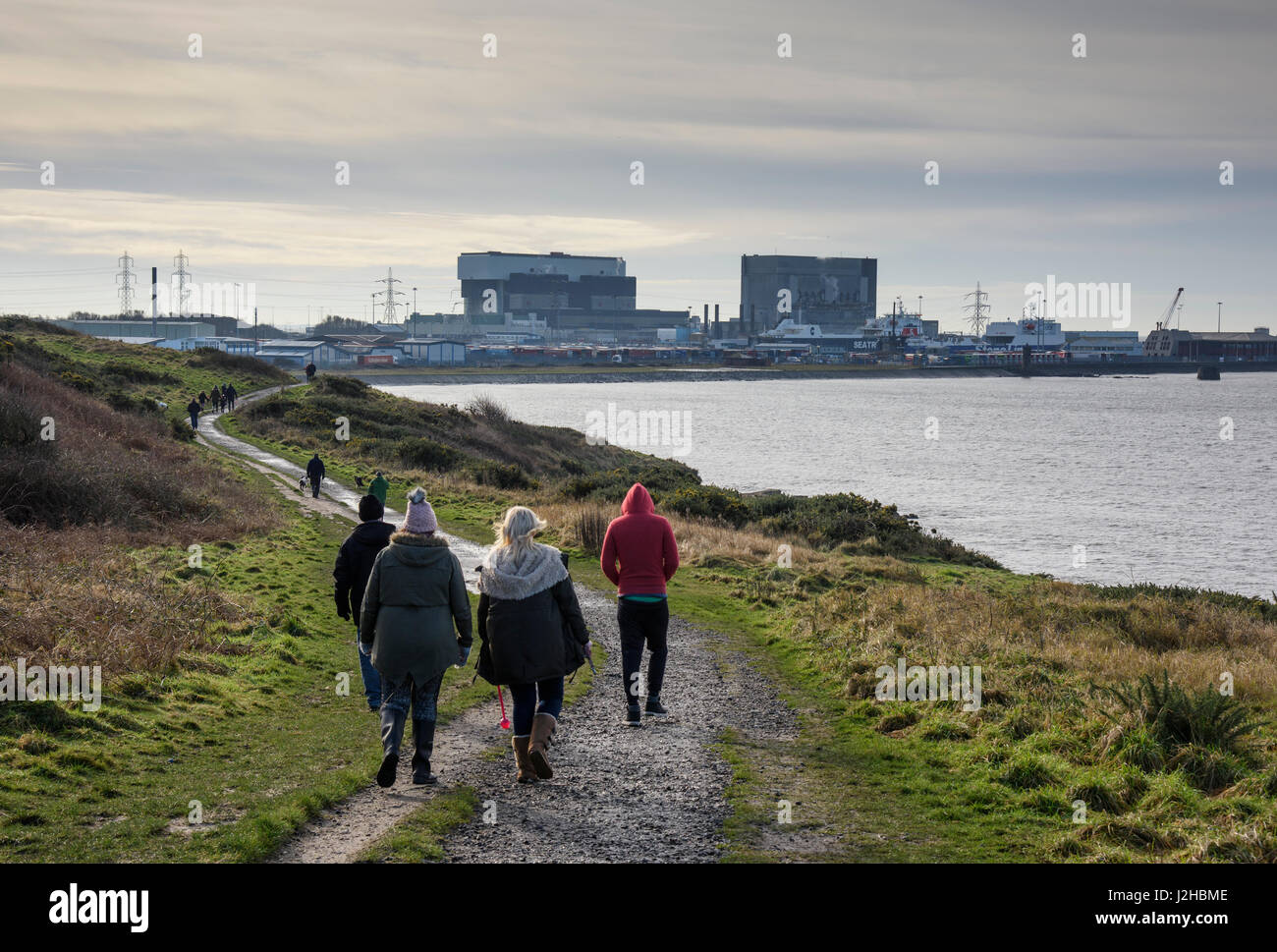 Les marcheurs à marcher en direction de centrale nucléaire, Heysham Heysham inférieur, Lancaster, Lancashire. Banque D'Images Les marcheurs à marcher en direction de centrale nucléaire, Heysham Heysham inférieur, Lancaster, Lancashire. Banque D'Images