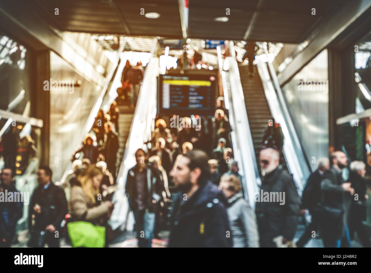 Les gens de voyage sur l'escalator - Notion de flou dans les escaliers peopls Banque D'Images
