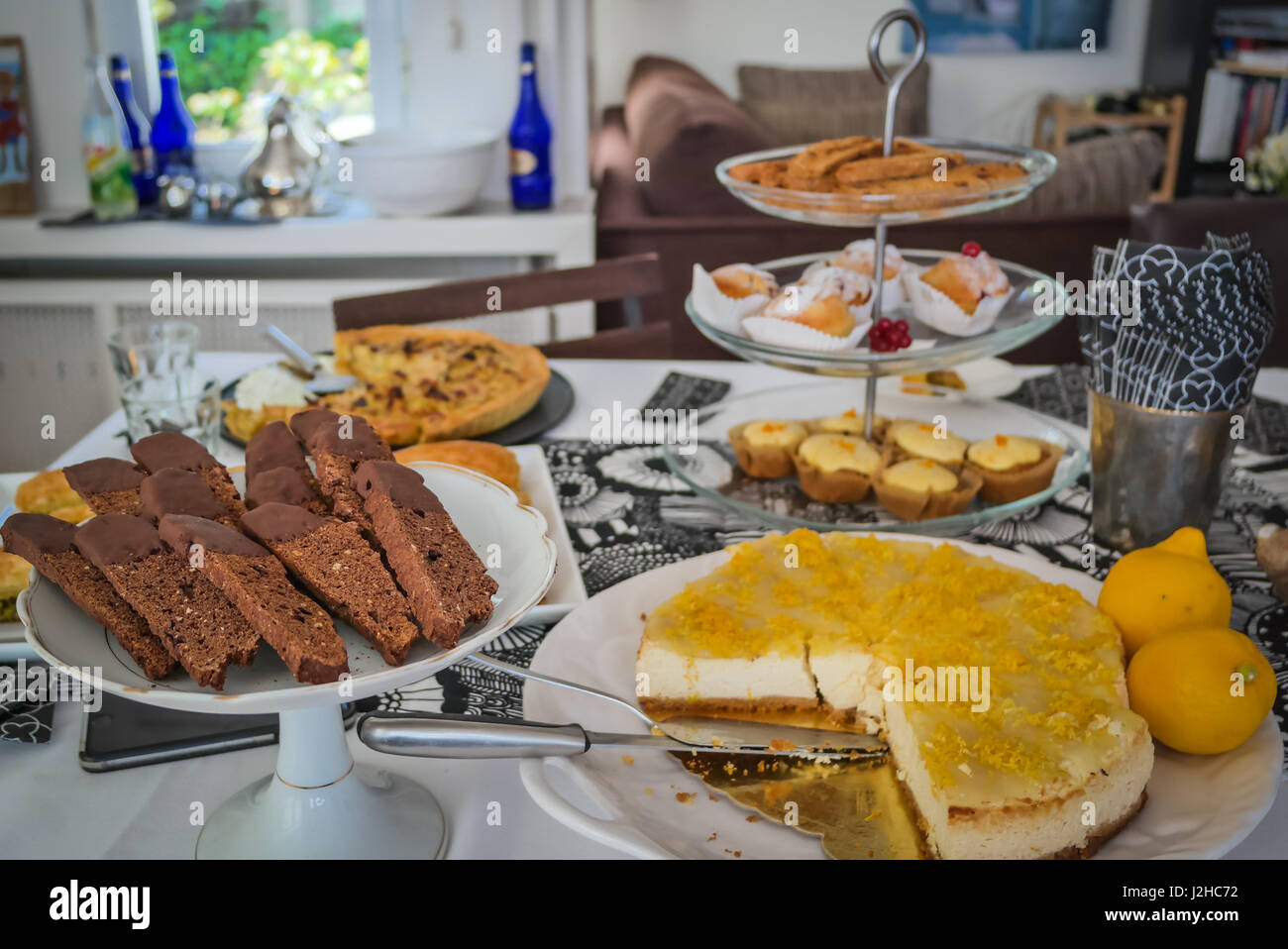 Table De Dessert Avec Une Selection De Biscuits Biscottes Au Chocolat Gateau Au Fromage Blanc Et Sur Les Assiettes De Service Photo Stock Alamy Table De Dessert Avec Une Selection De Biscuits Biscottes Au Chocolat Gateau Au Fromage Blanc Et Sur Les Assiettes De Service Photo Stock Alamy