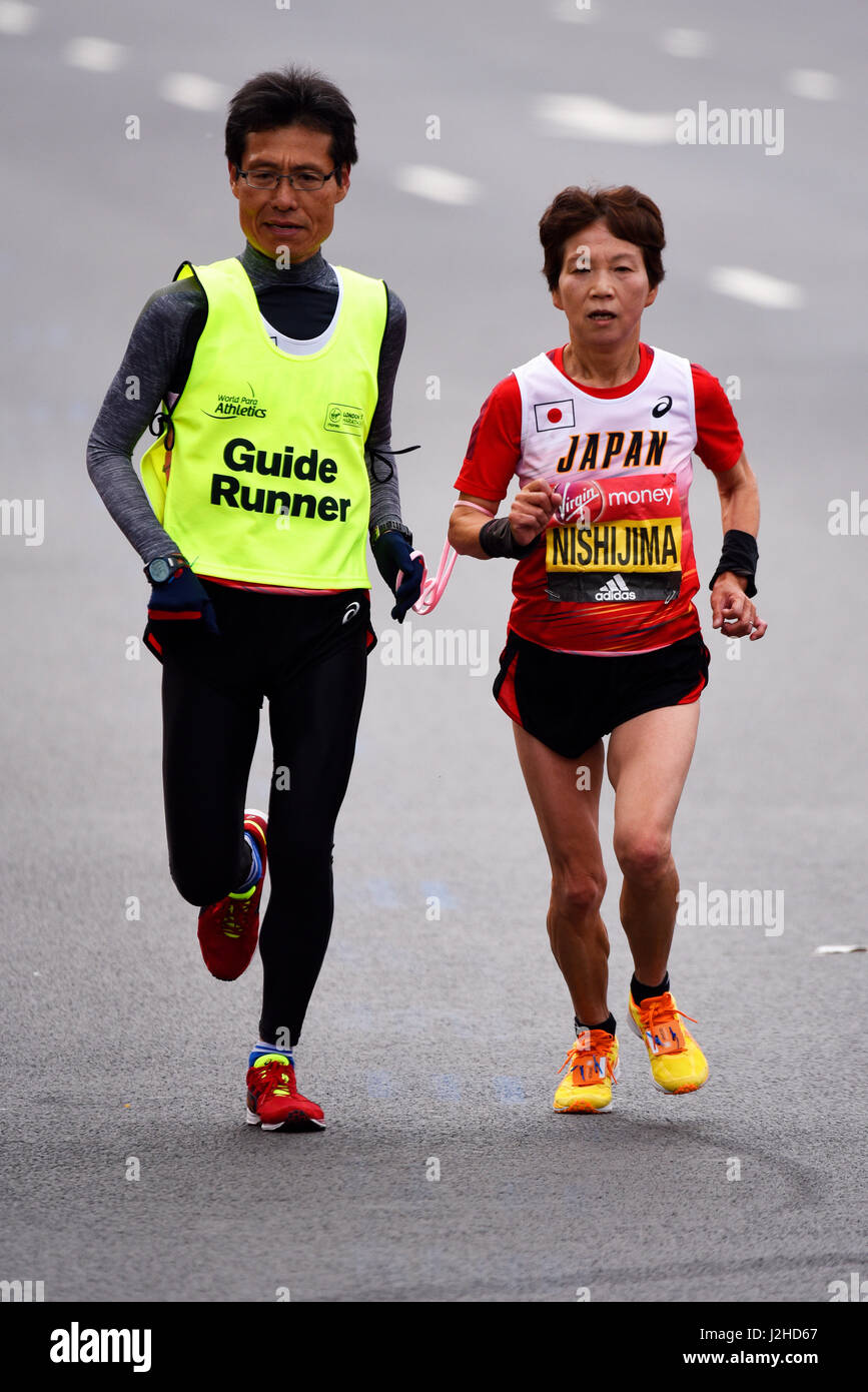 Mikhoko Nishijima participe à la catégorie T11/T12 déficience visuelle du Marathon de Londres 2017 avec son guide coureur Banque D'Images