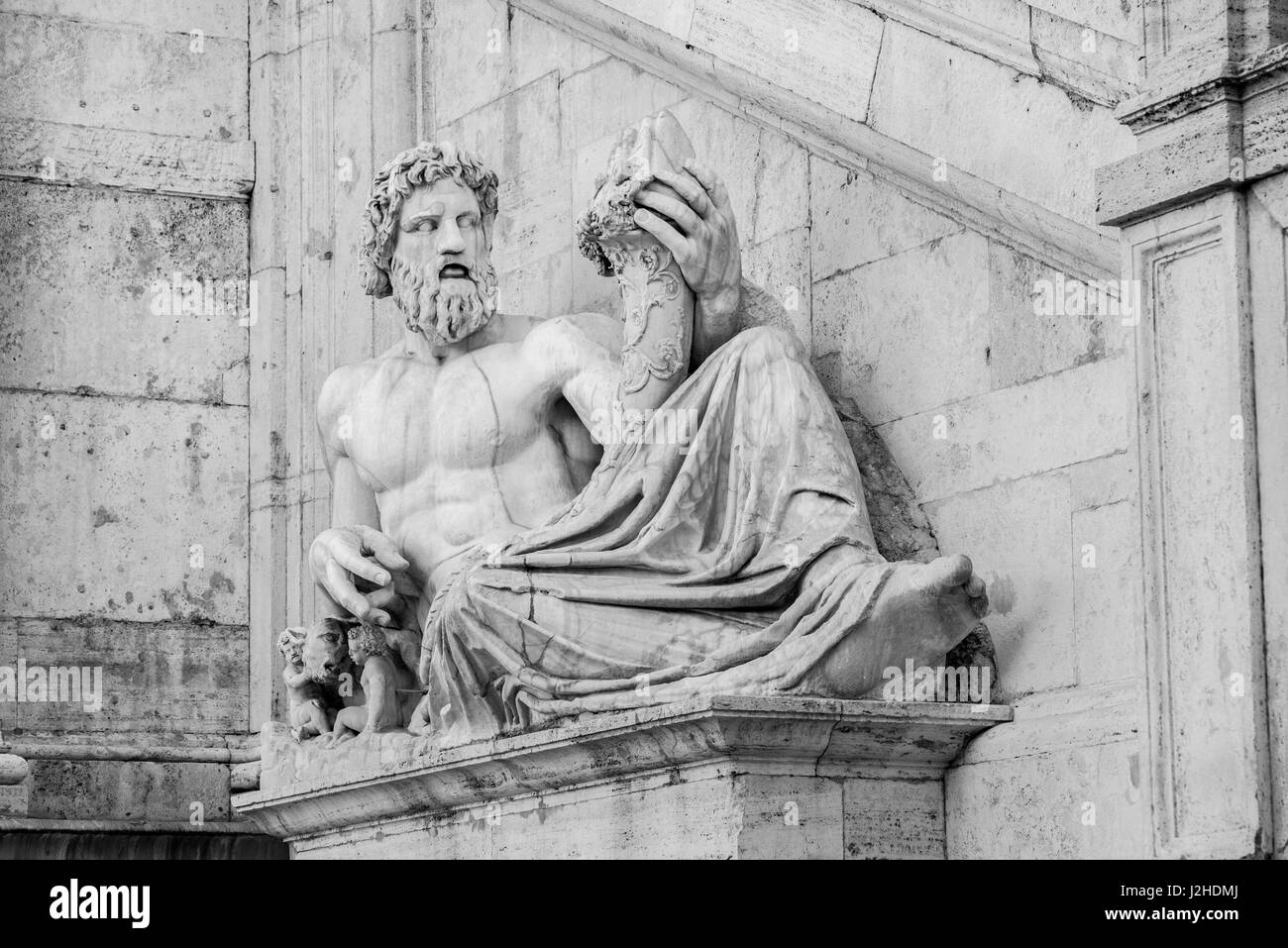 Tibre dieu statue monumentale antique avec les jumeaux Romulus et Remus à partir de la colline du Capitole à Rome (carrés Blakc et blanc) Banque D'Images