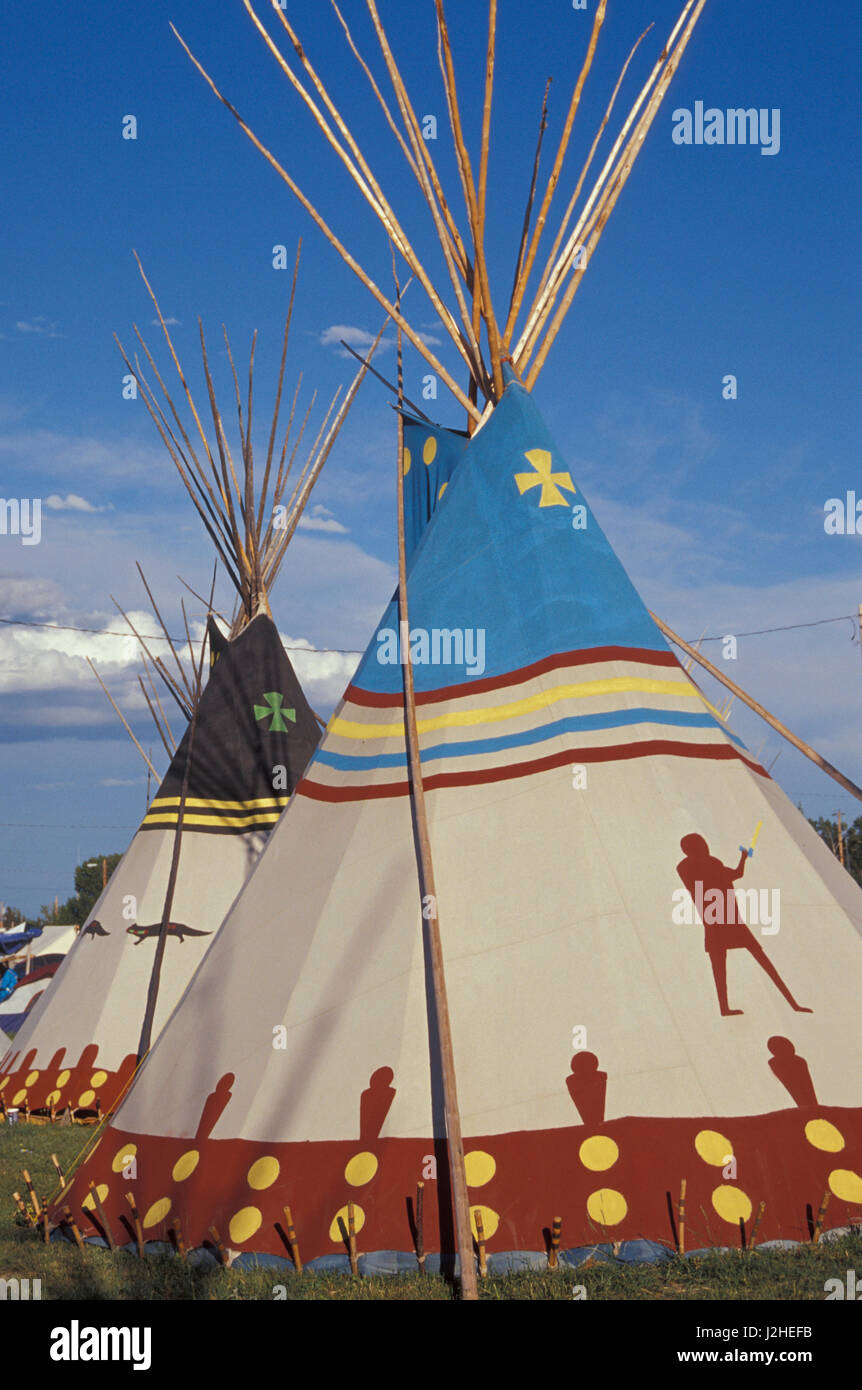Tipis peints colorés à Browning Montana pendant le Festival annuel indien Banque D'Images
