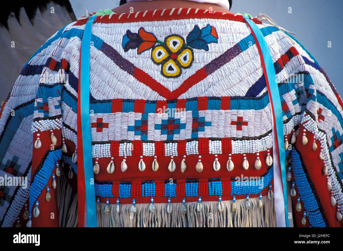 Perles aux couleurs vives et audacieuses décore l'empiècement au dos d'une robe de daim dames à l'assemblée annuelle de jours de festivités indiennes Browning, Montana Banque D'Images