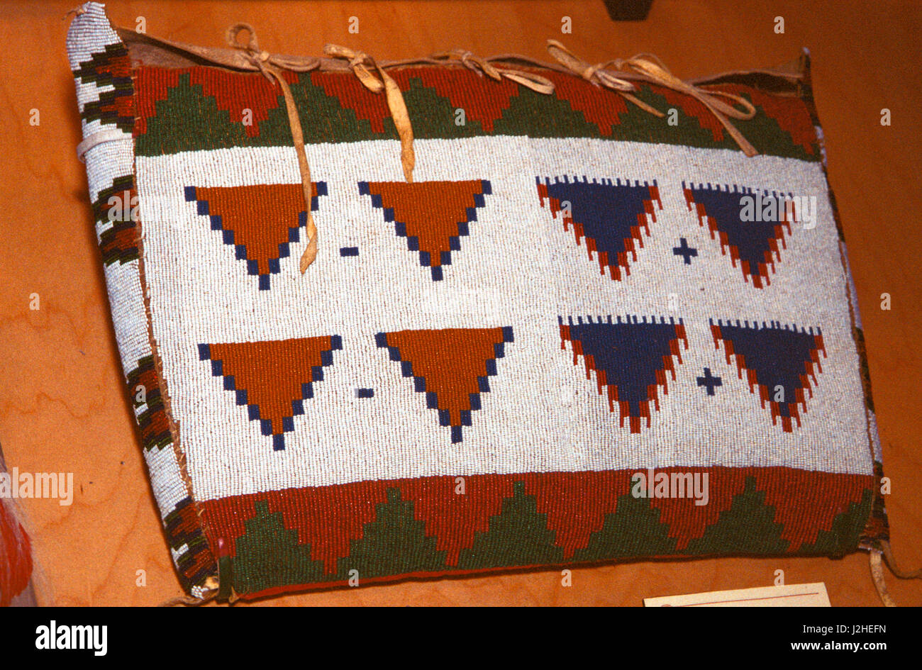 Dessins colorés Blackfeet beadwork décorer un sac de rangement tepee Banque D'Images