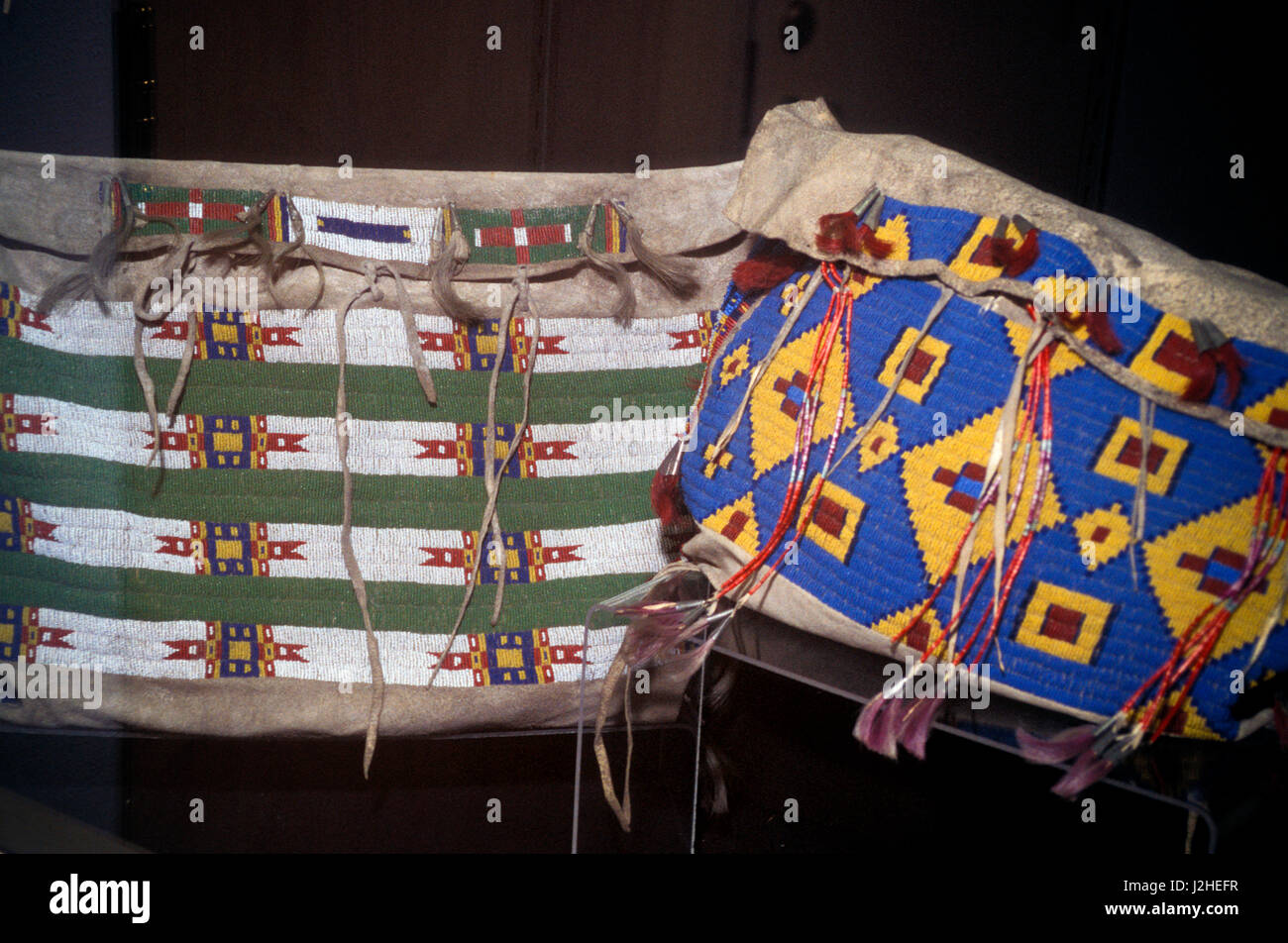 Dessins colorés Blackfeet beadwork décorer deux sacs de stockage tepee Banque D'Images