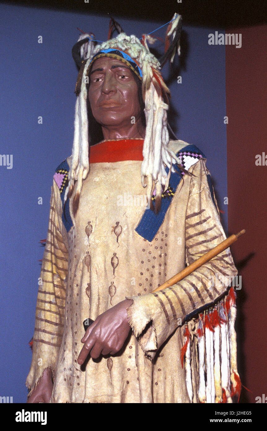 Blackfeet men's des vêtements traditionnels d'un guerrier de daim chemise et une coiffe corne décorée de peaux de moutons de montagne. Banque D'Images