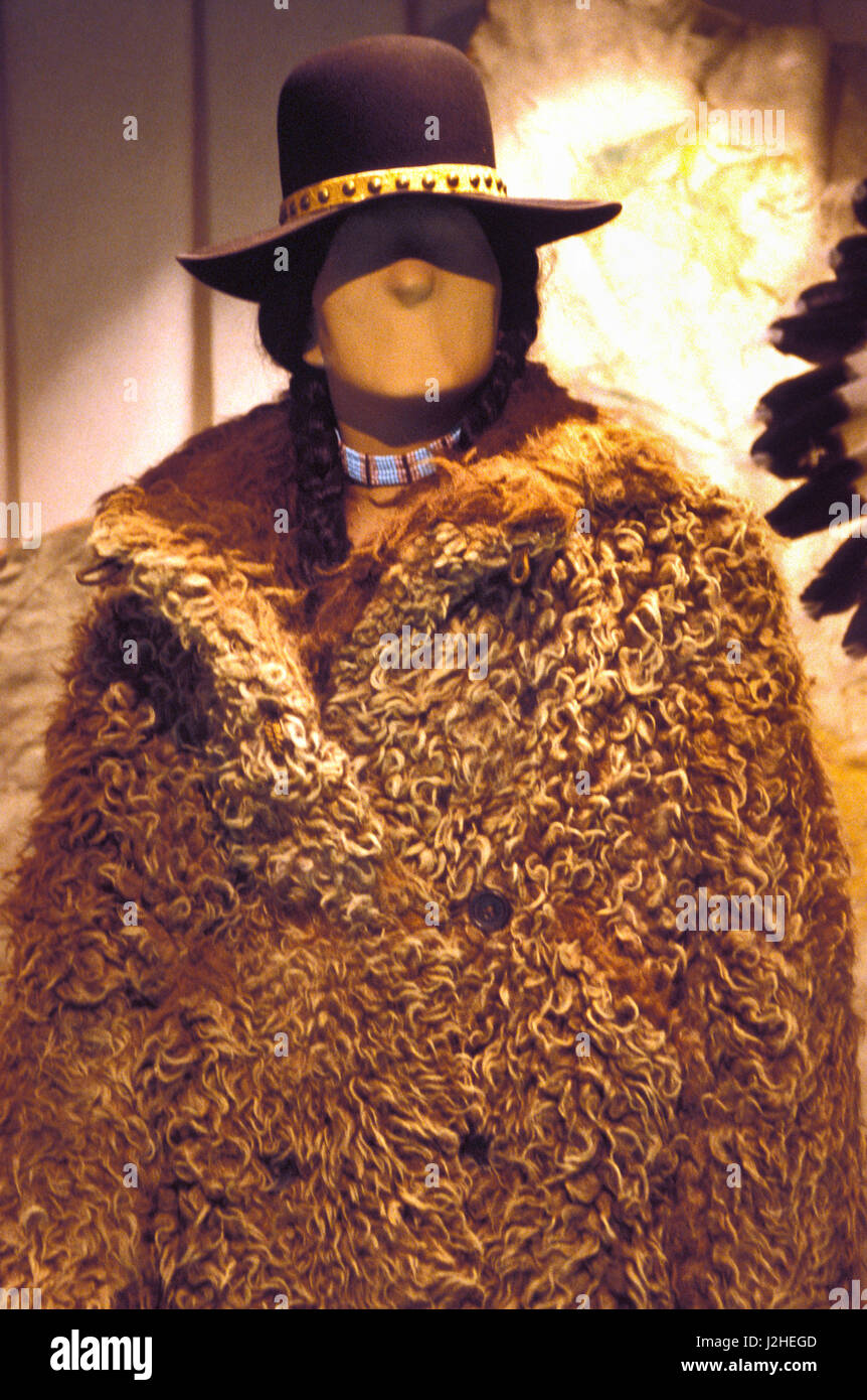 Manteau de fourrure de bison à l'affiche au Musée des Indiens des Plaines à Browning Montana Banque D'Images