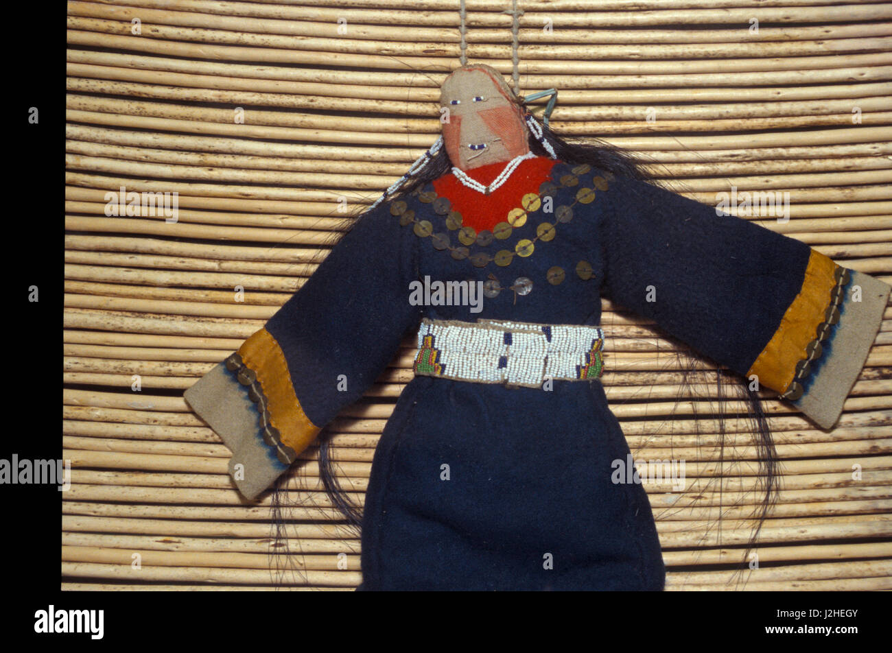 Peluche Poupée chiffon Blackfeet antique dans le commerce décorés de perles robe chiffon contre un dossier de saule Banque D'Images