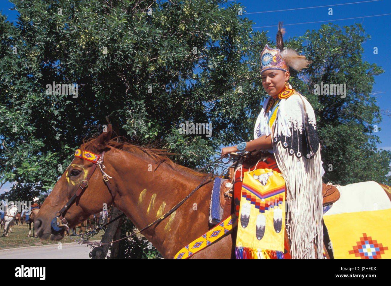 Blackfeet image Traditionnellement vêtus d'adolescente remporte le concours de la reine à Browning Montana est assis sur son cheval portant une couronne perlée. Banque D'Images