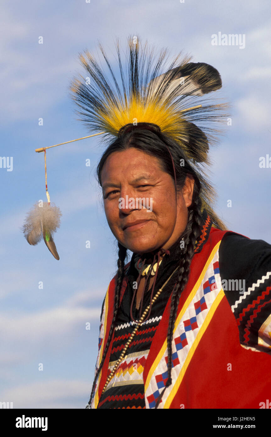 Membre de la tribu des Blackfeet habillés en hommes traditionnel pow wow regalia et coiffure Roach, Browning Montana Banque D'Images