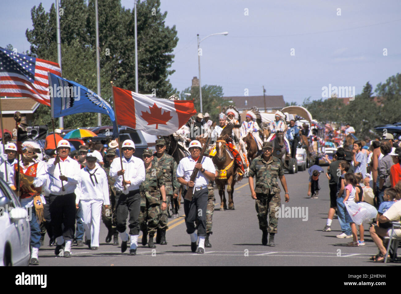 Au cours de la parade annuelle Blackfeet Indian Days Festival à Browning Montana dispose d'anciens combattants de guerre et des soldats portant des drapeaux Banque D'Images