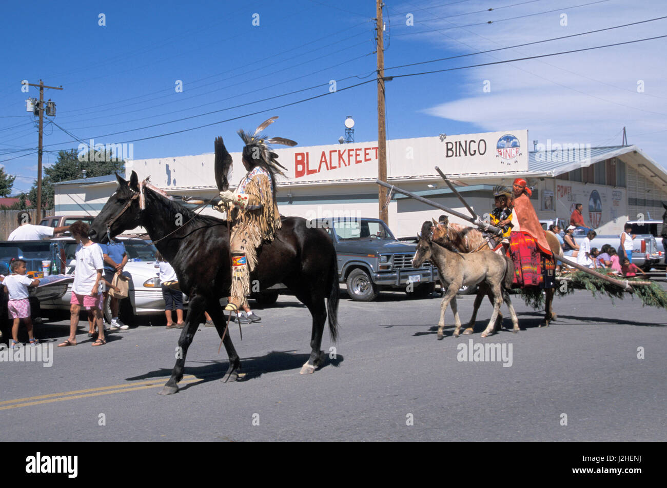 Les cavaliers américains autochtones traditionnels et des travois pendant pendant la parade annuelle du Festival Indien Blackfeet du Montana à Browning Banque D'Images