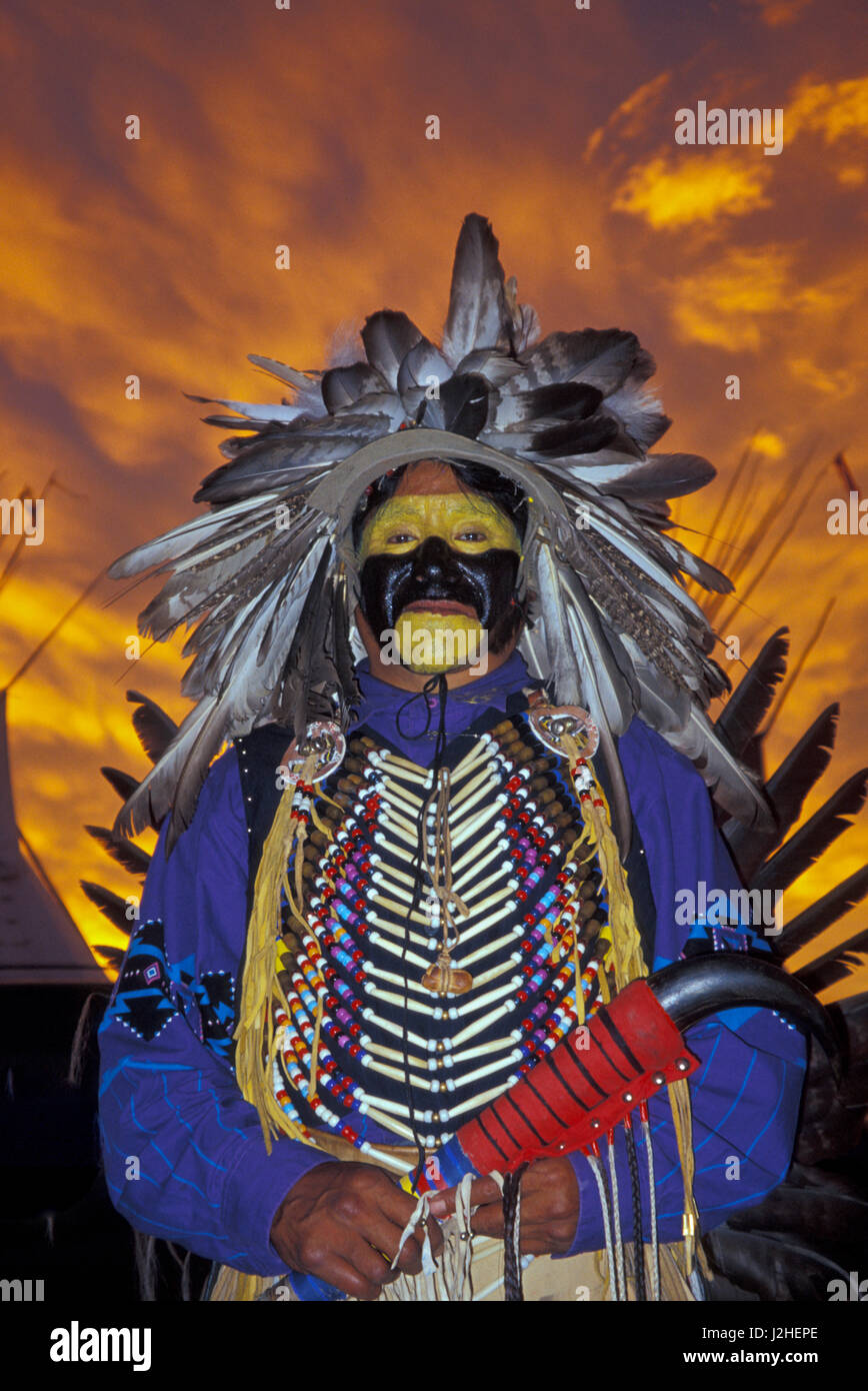 Blackfeet danseur pow wow Harold Schildt en plaines traditionnelles regalia lors d'un spectaculaire coucher de soleil à Browning Montana Banque D'Images