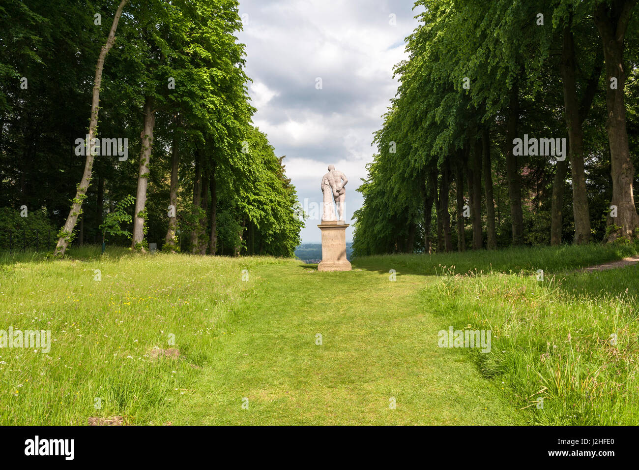 Jardins du château de Chirk, Wrexham, Wales, UK. Une copie de l'Hercule Farnèse, exprimés en plomb, se dresse dans le parc. Elle a été commandée en 1720 Banque D'Images