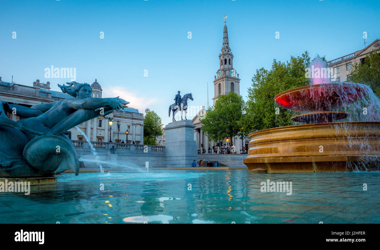 Fontaines de Trafalgar Square avec statue équestre du roi George IV et St Martin-in-the-Fields church. Londres, Royaume-Uni. Banque D'Images