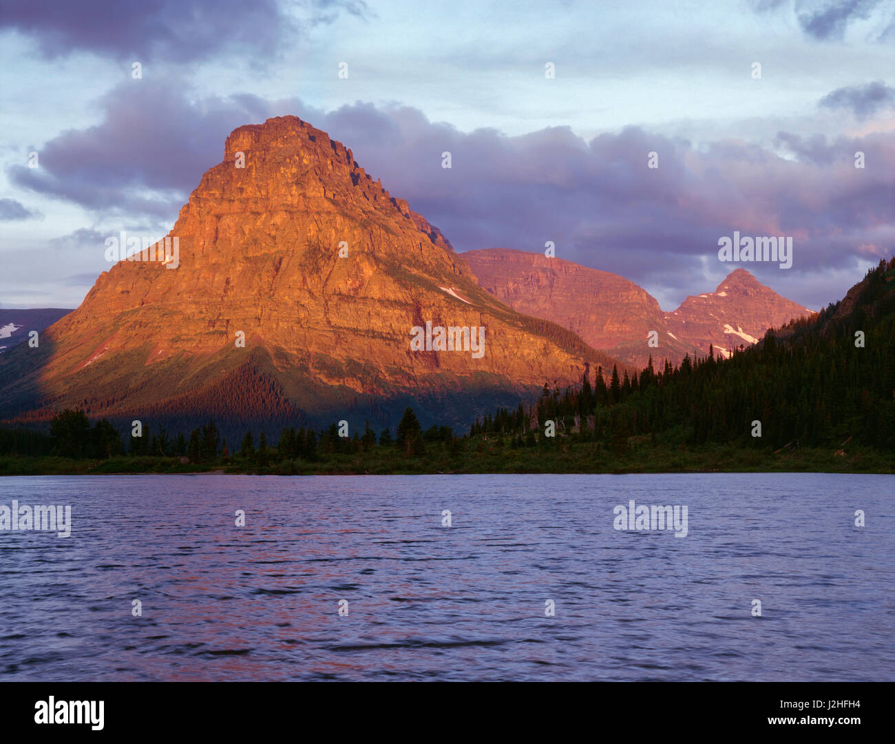 USA, Montana, le parc national des Glaciers, Sunrise sur Sinopah montagne au-dessus de l'eau vent jeté prier Lake. Tailles disponibles (grand format) Banque D'Images