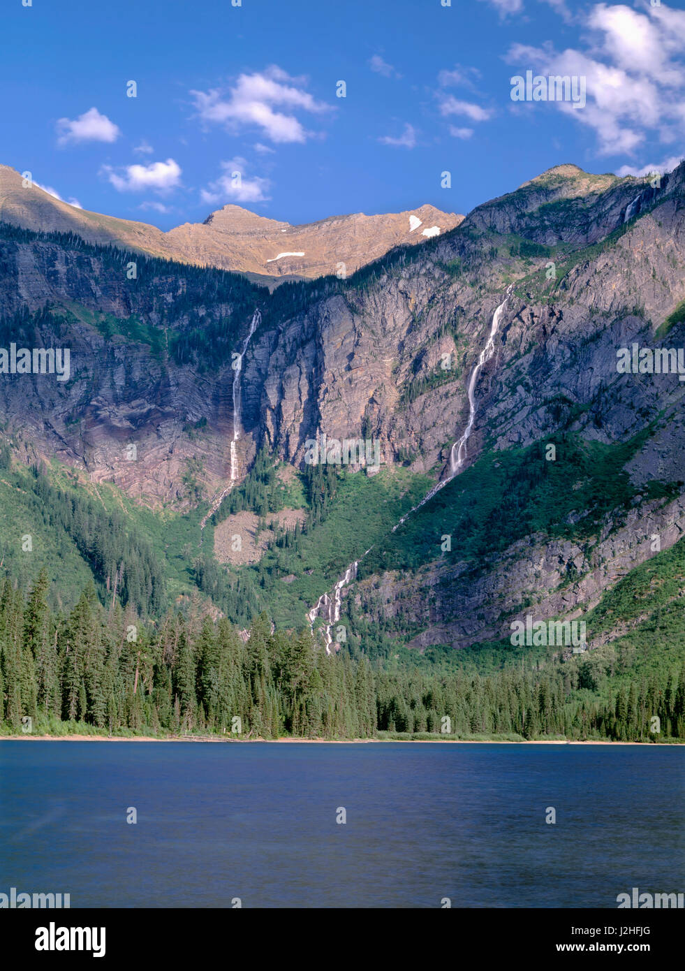 USA, Montana, le parc national des Glaciers, le lac Avalanche avec Monument Falls, et d'autres chutes, descendre dans le lac. Tailles disponibles (grand format) Banque D'Images