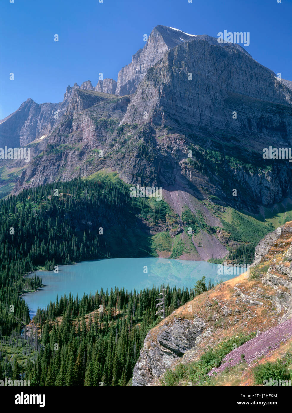 USA, Montana, Glacier National Park, Mount Gould et Angel tour d'aile au-dessus du lac Grinnell coloré turquoise par limon glaciaire suspendue dans c'est de l'eau. Tailles disponibles (grand format) Banque D'Images