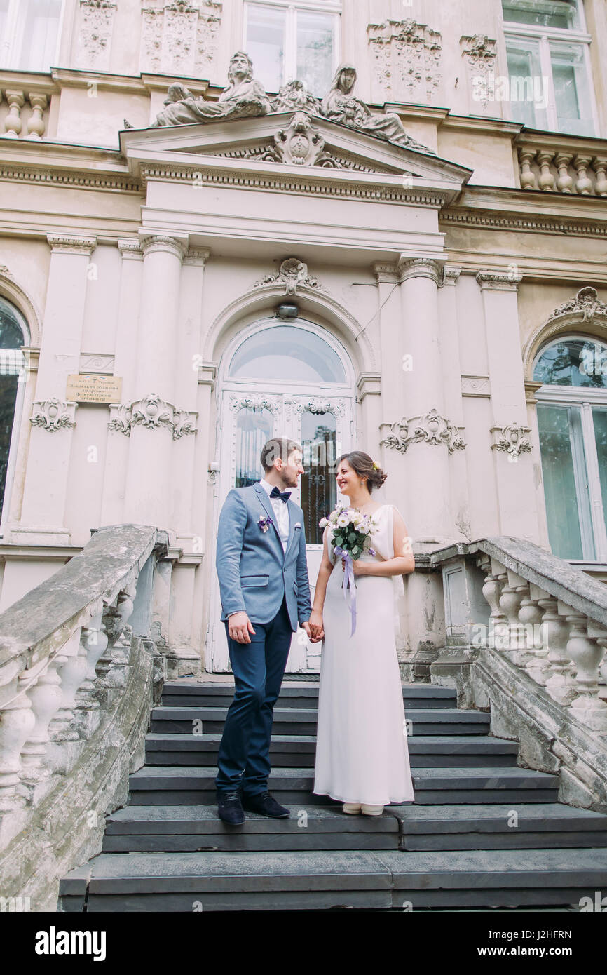 Enloved attractive young woman going down par d'anciens escaliers près de l'ancien palais de l'Autriche. Banque D'Images